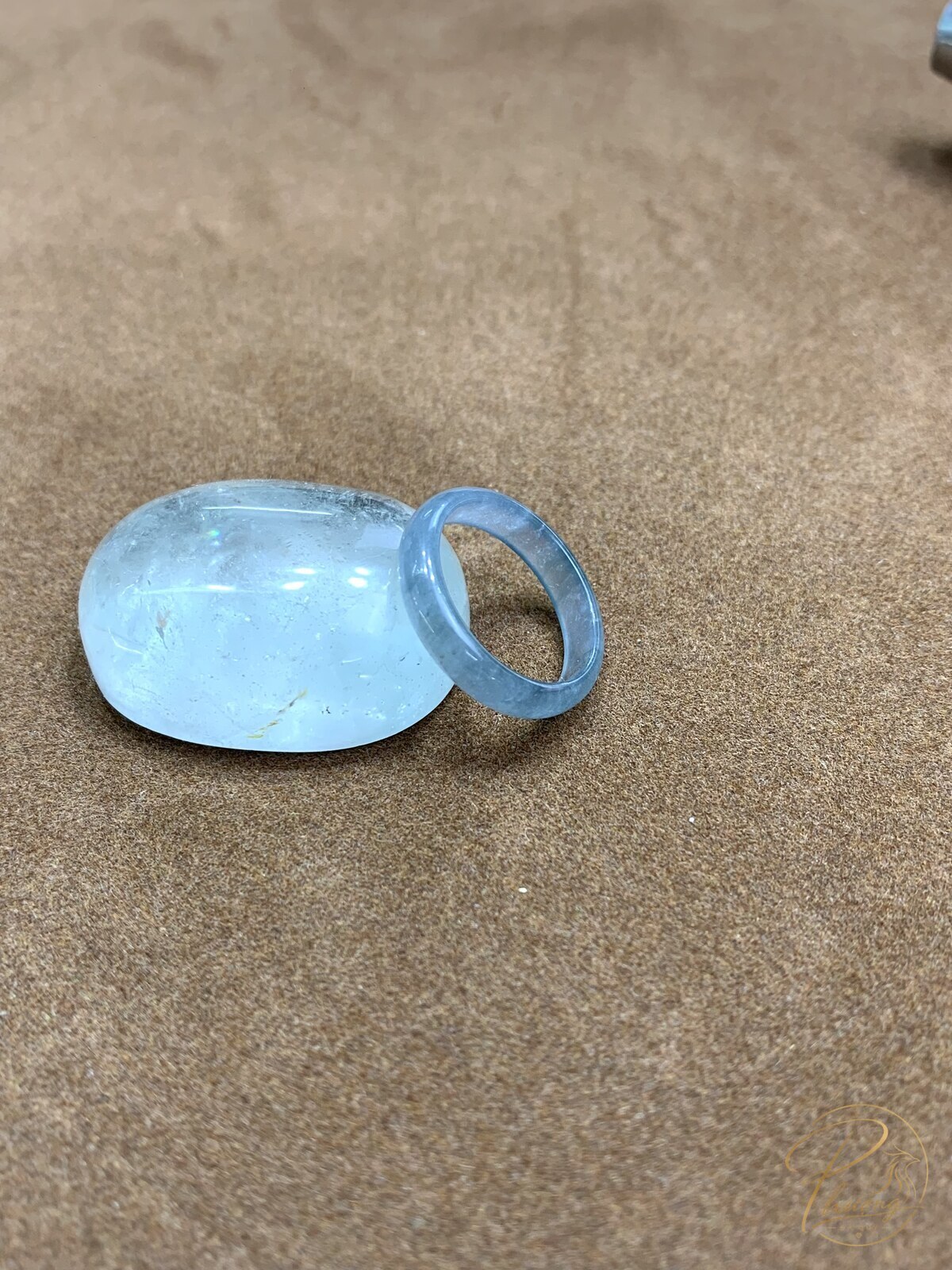 viên aquamarine tự nhiên và nhẫn chế tác cùng chất liệu đá