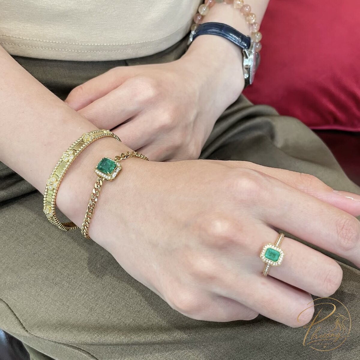 lắc tay và nhẫn đính đá Emerald ngọc lục bảo xanh lục đeo trên tay