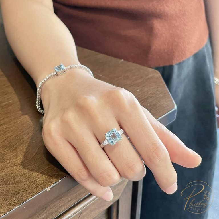 Mệnh Thủy hợp màu gì: bộ lắc tay và nhẫn đá Topaz xanh dương trên kim loại trắng