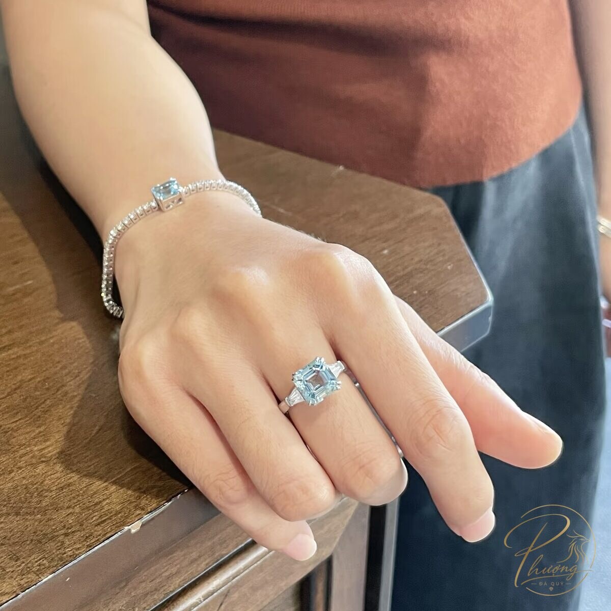 Mệnh Thủy hợp màu gì: bộ lắc tay và nhẫn đá Topaz xanh dương trên kim loại trắng