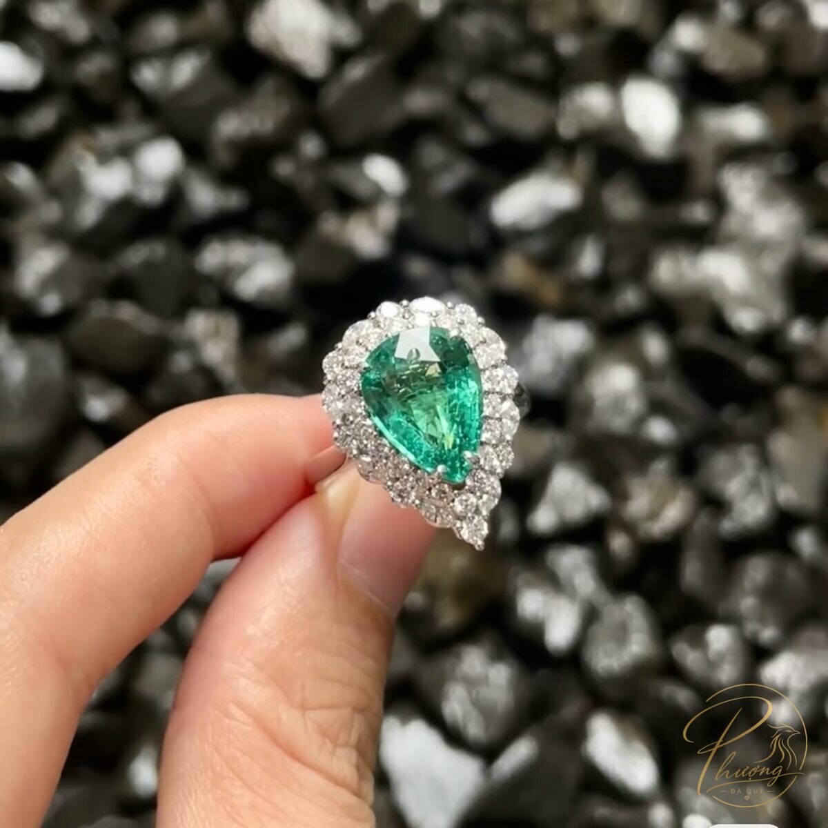 Nhẫn ngọc lục bảo emerald tự nhiên dáng giọt lê viền kim cương, đá xanh lá tương sinh mệnh Hỏa