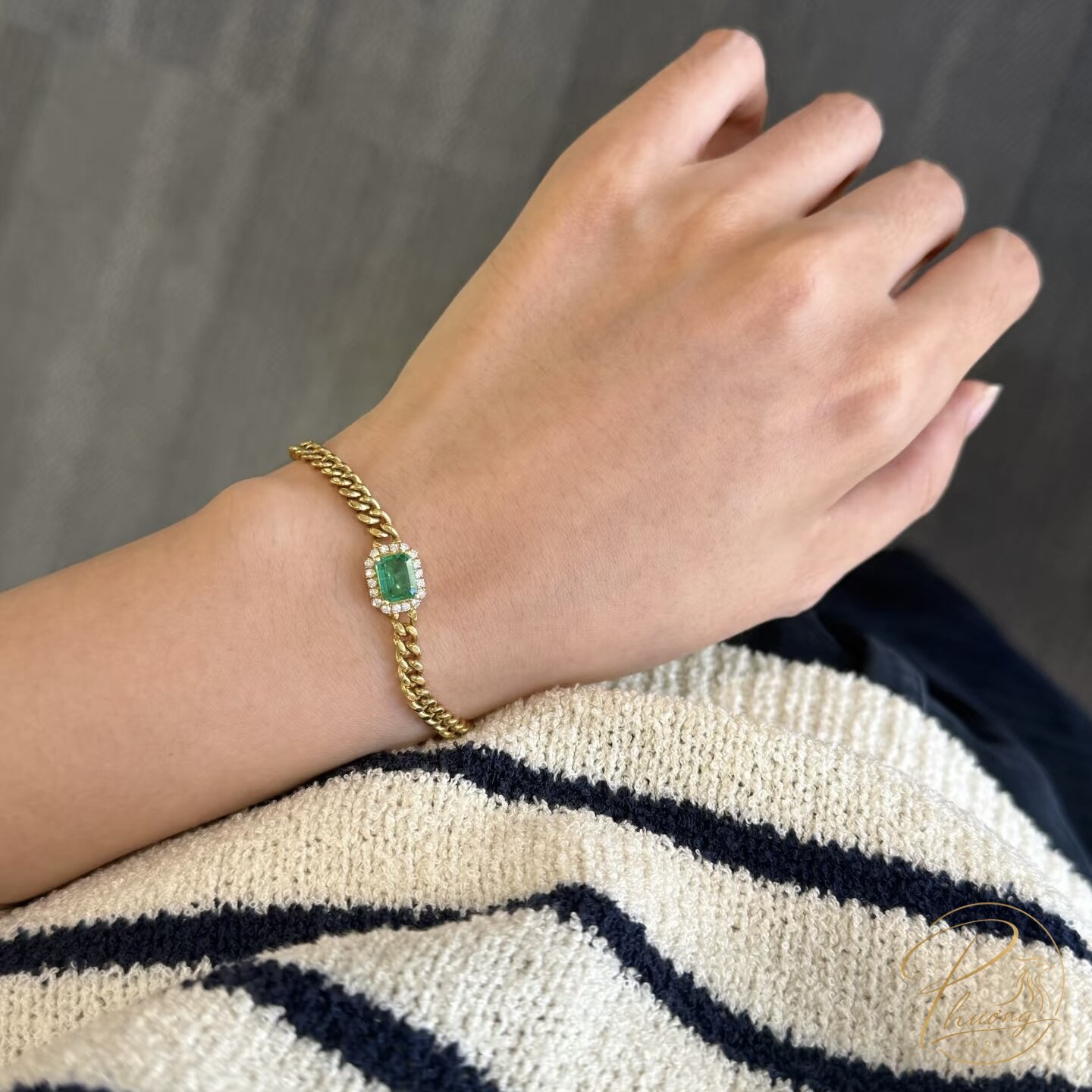 lắc tay vàng đính đá Emerald Ngọc Lục Bảo cắt vuông đeo trên cổ tay