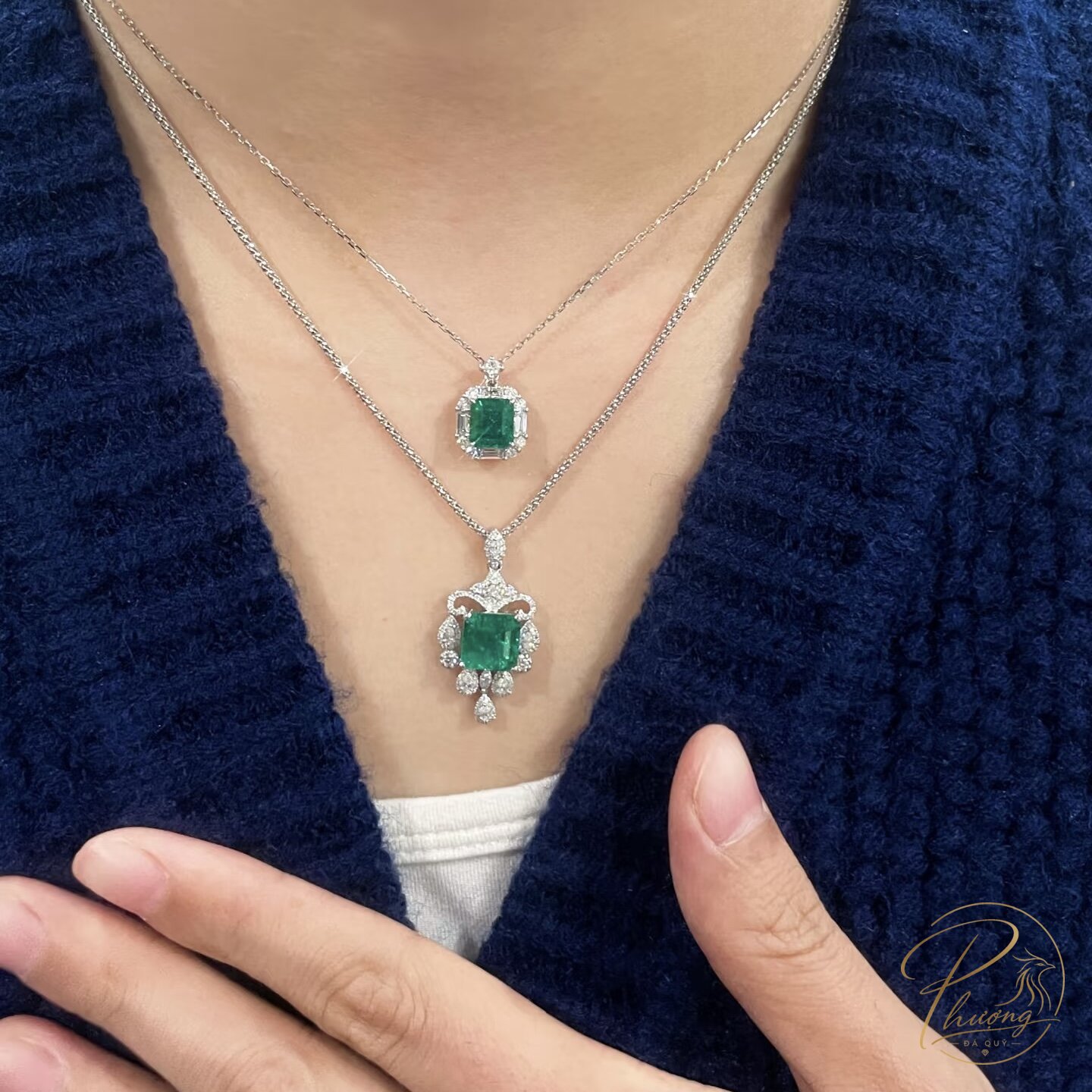 hai mặt dây chuyền đính đá Emerald Ngọc Lục Bảo cắt vuông đeo lớp