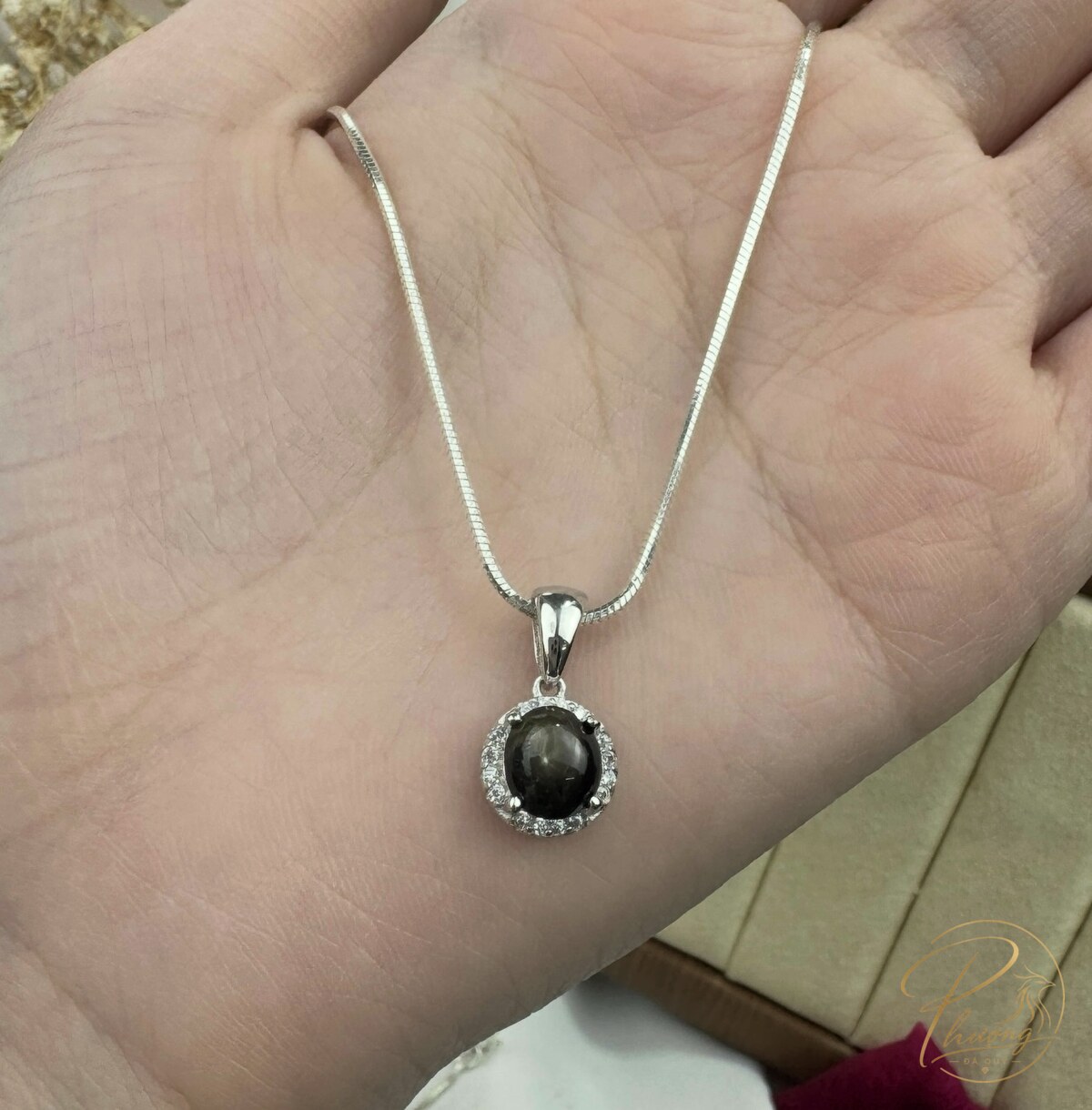 mặt dây chuyền sapphire đen tự nhiên mài cabochon ổ bạc