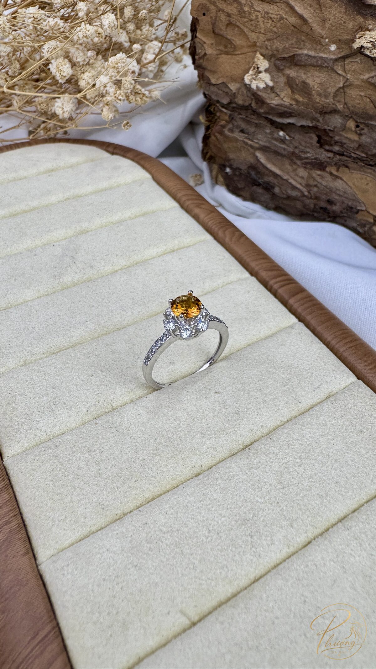 Nhẫn bạc đính Citrine thạch anh vàng tự nhiên, gợi ý quà tặng người sinh năm 1976 mệnh Thổ