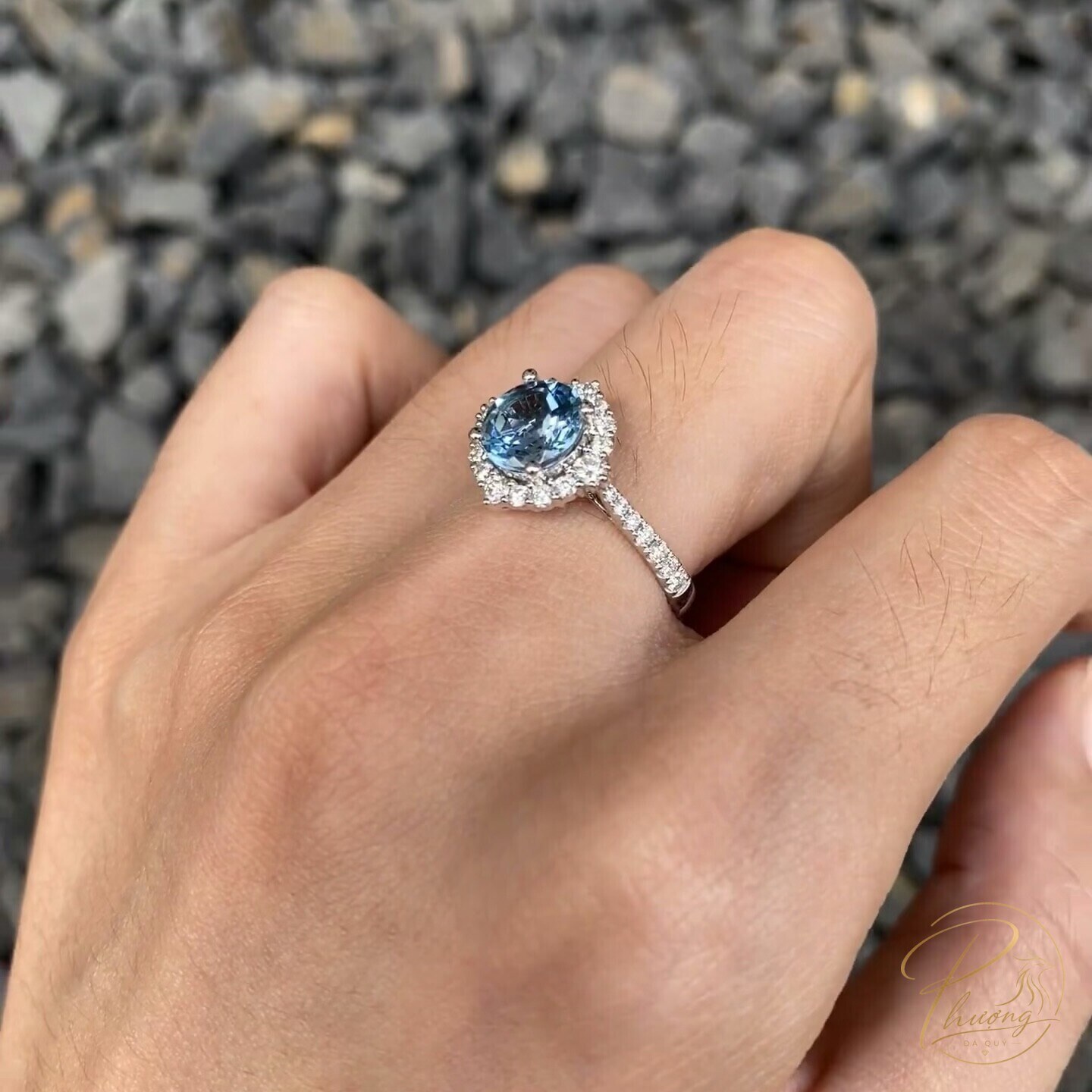 nhẫn aquamarine tự nhiên cắt tròn viền halo kim cương đeo trên tay