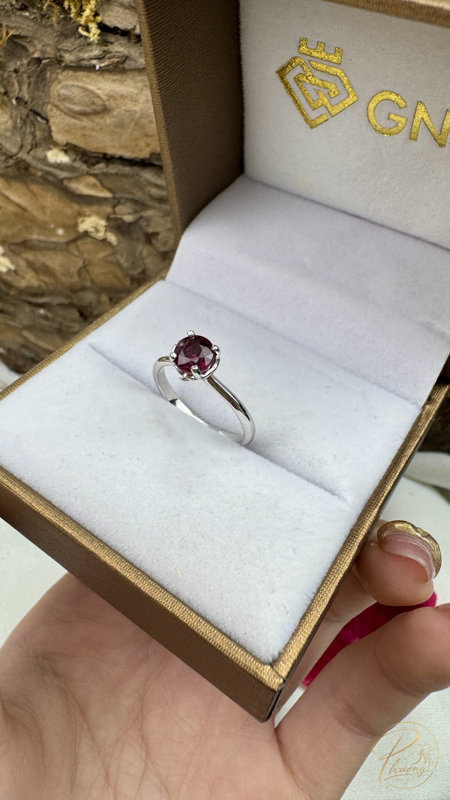 nhẫn bạc đính đá garnet đỏ tím tự nhiên trong hộp trang sức GNJ - đá đại diện cho cung Ma Kết