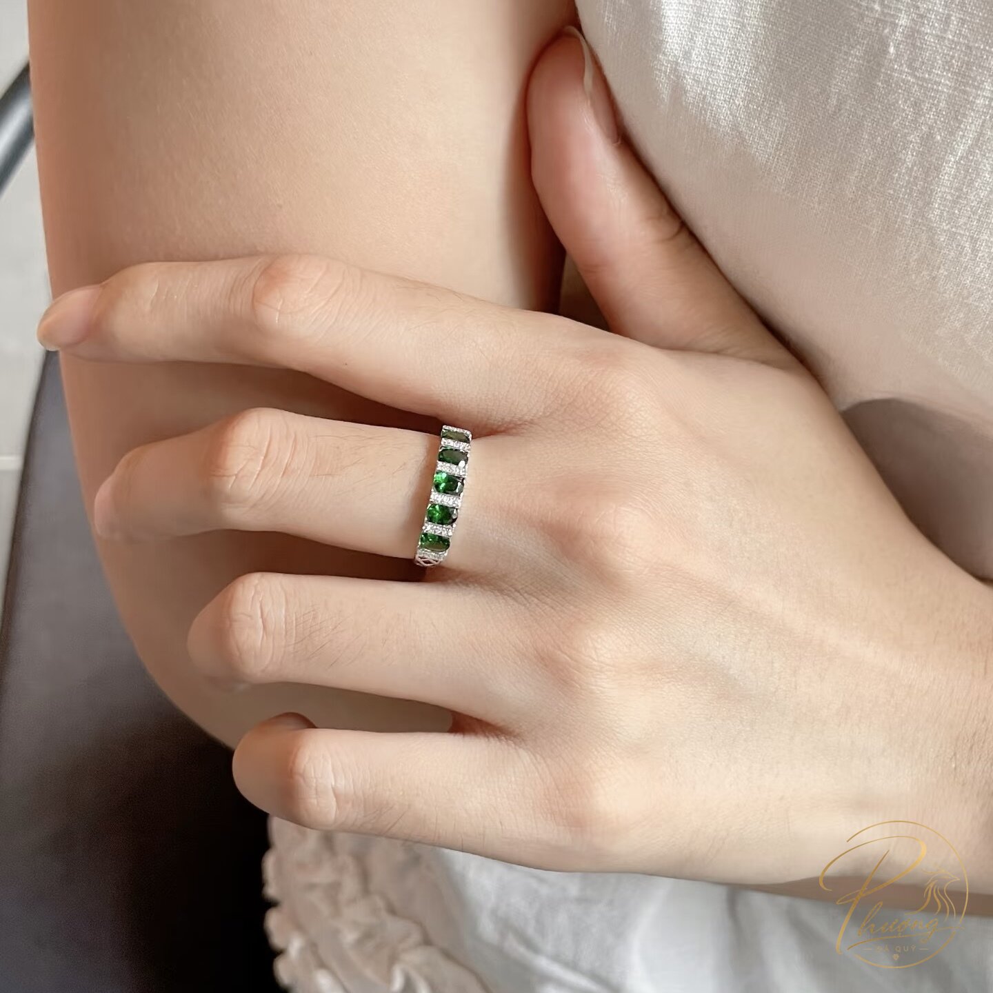 nhẫn bạc đính dải đá garnet màu lục đậm dạng eternity band - Garnet không chỉ có màu đỏ