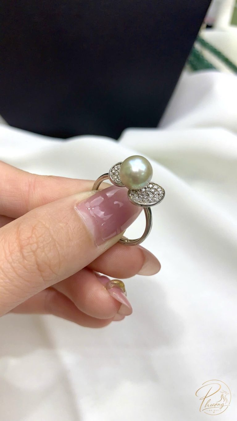 Nhẫn ngọc trai trắng đính đá pavé, kim loại trắng, đá hợp mệnh Kim