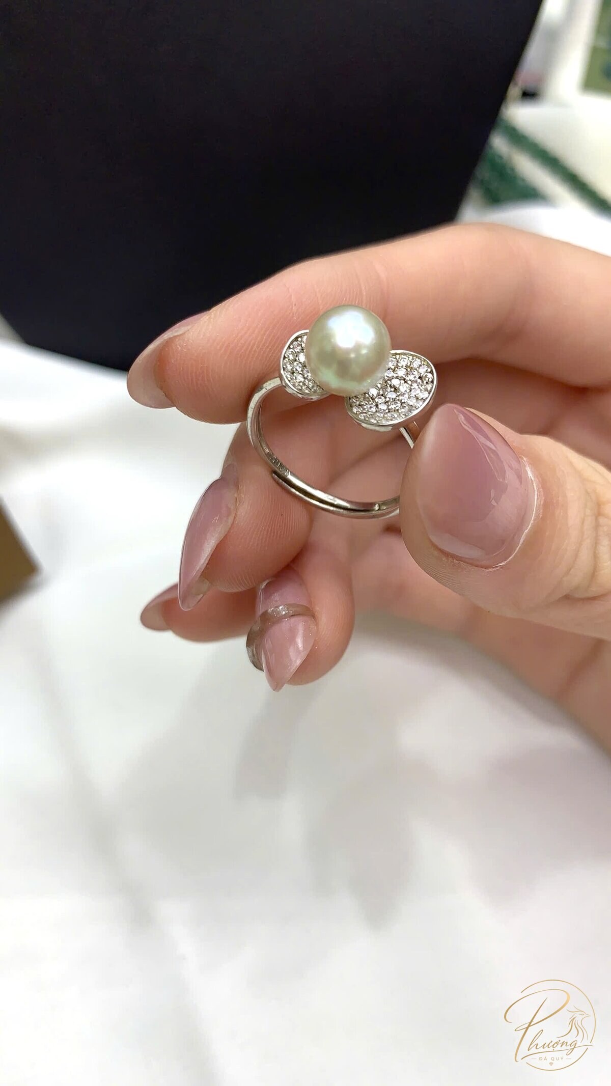 Nhẫn ngọc trai trắng kiểu cánh hoa đính đá pavé, kim loại trắng, đá hợp mệnh Kim nhóm bản mệnh