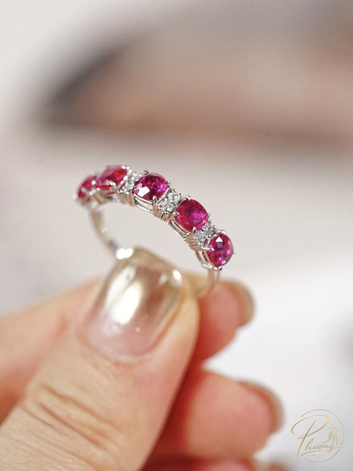 nhẫn ruby tự nhiên với bề mặt bóng láng chụp cận cảnh trên tay