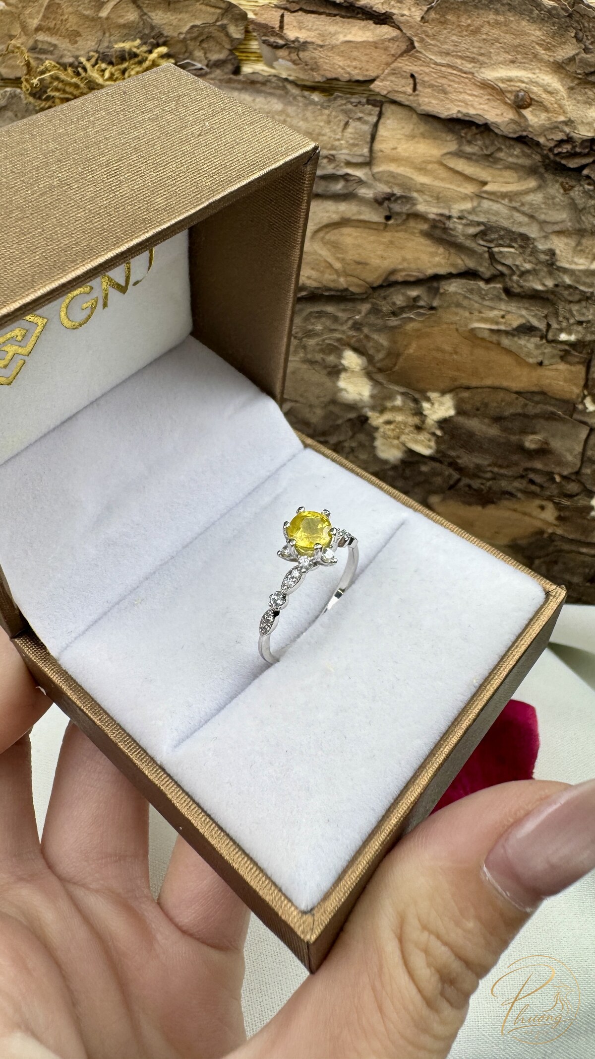 nhẫn sapphire vàng tự nhiên giác cắt facet trong hộp trang sức GNJ