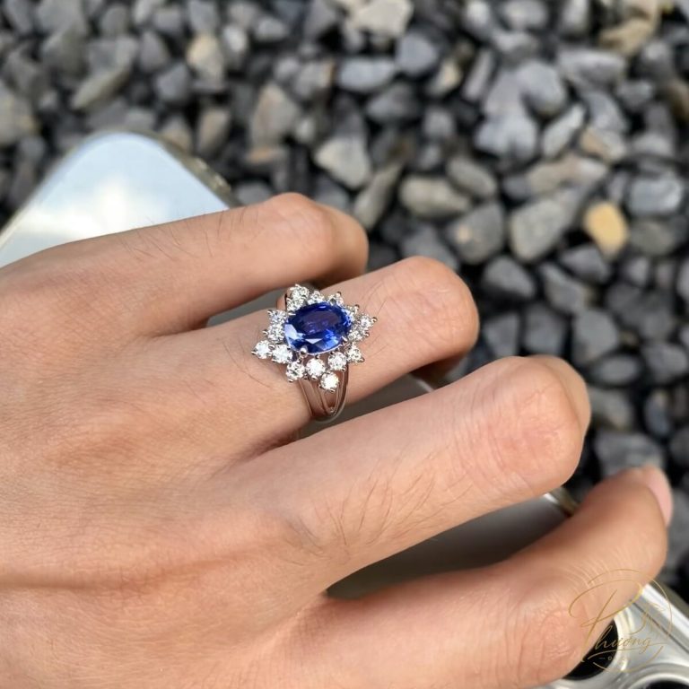 nhẫn sapphire xanh lam tự nhiên giác cắt facet ổ kim cương halo đeo trên tay