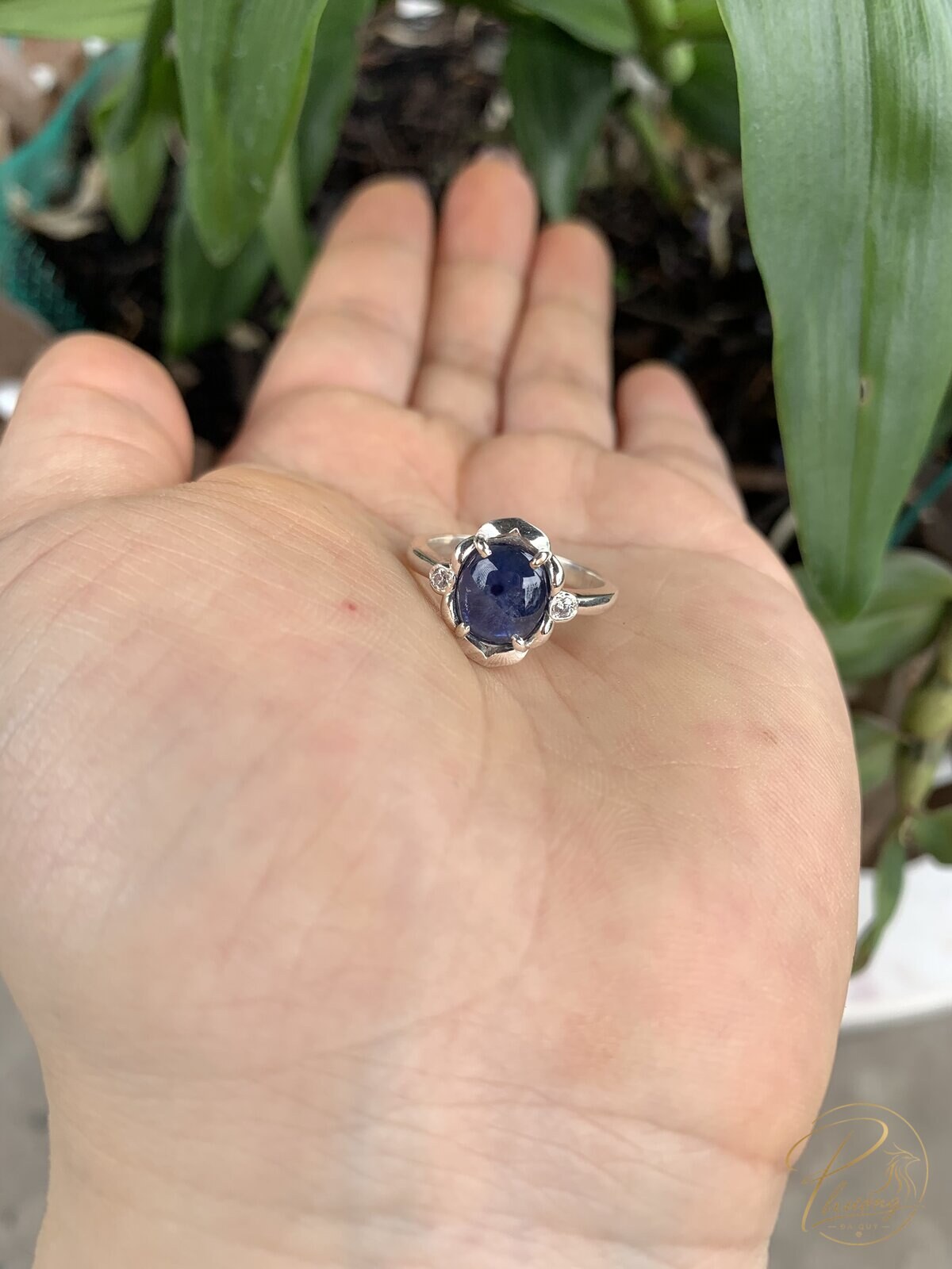 Nhẫn đá Sapphire xanh lam dáng cabochon, ổ bạc chấu ôm đá, đeo trên tay, đá hợp mệnh Thủy