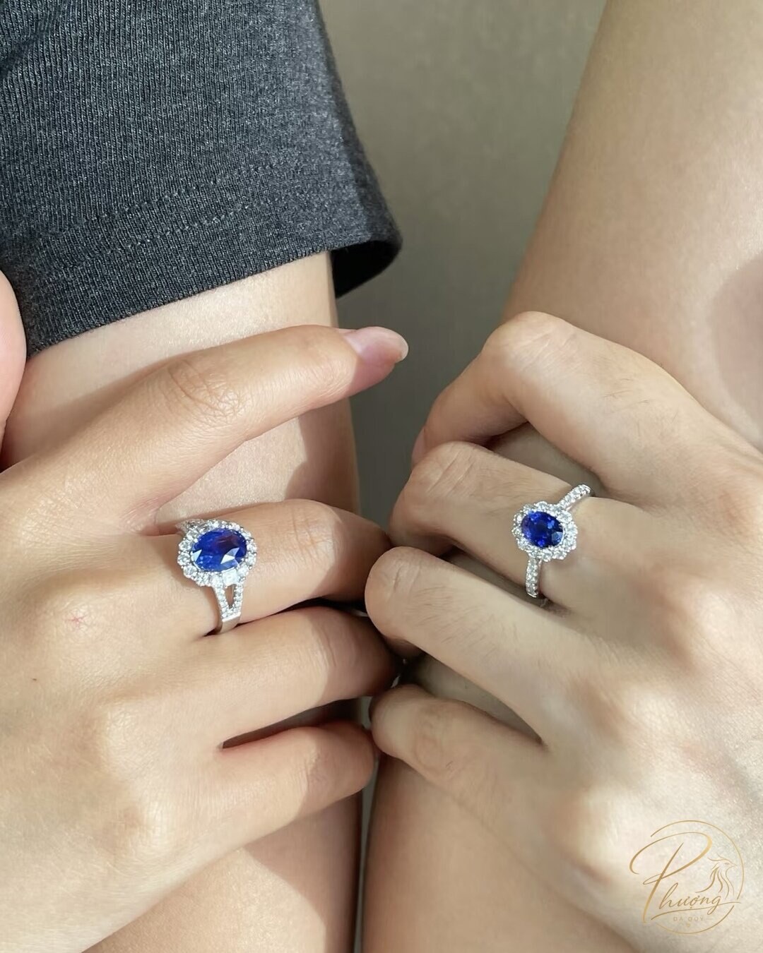 Cặp nhẫn Sapphire xanh lam tự nhiên đính viền kim cương nhỏ, đeo trên hai bàn tay