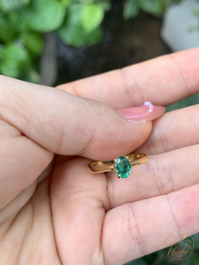 nhẫn vàng đính đá Emerald ngọc lục bảo tự nhiên dáng oval trên tay, đá hợp cung Kim Ngưu