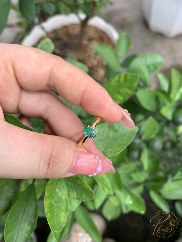 nhẫn vàng đính đá Emerald Ngọc Lục Bảo dáng oval đeo trên tay