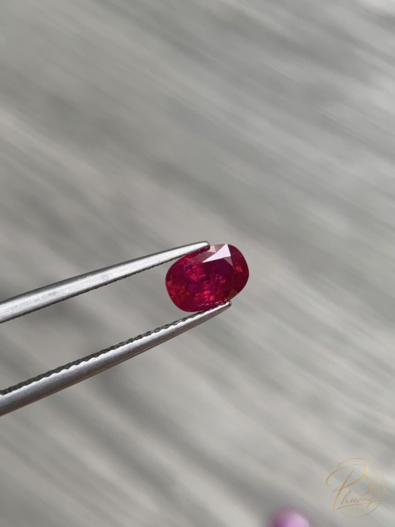 Viên Ruby facet màu đỏ đậm trên kẹp gắp, đá cứng 9 Mohs hợp mệnh Hỏa