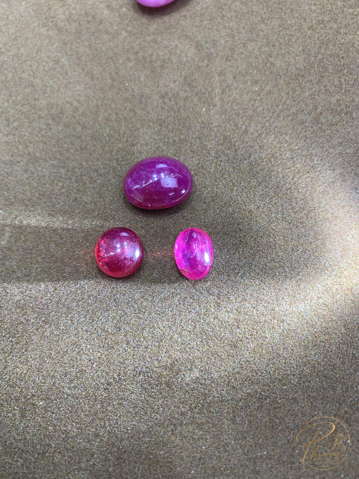 ba viên ruby xử lý keo soi dưới đèn pin lộ vết nứt và mạng tơ bên trong