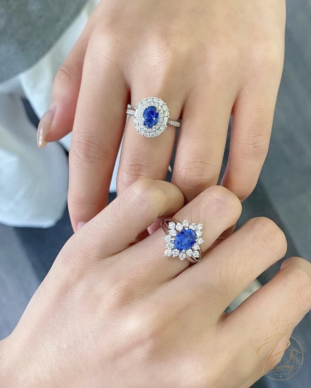 Hai chiếc nhẫn Sapphire xanh lam dáng oval, halo kim cương, ổ vàng trắng, đá hợp mệnh Thủy