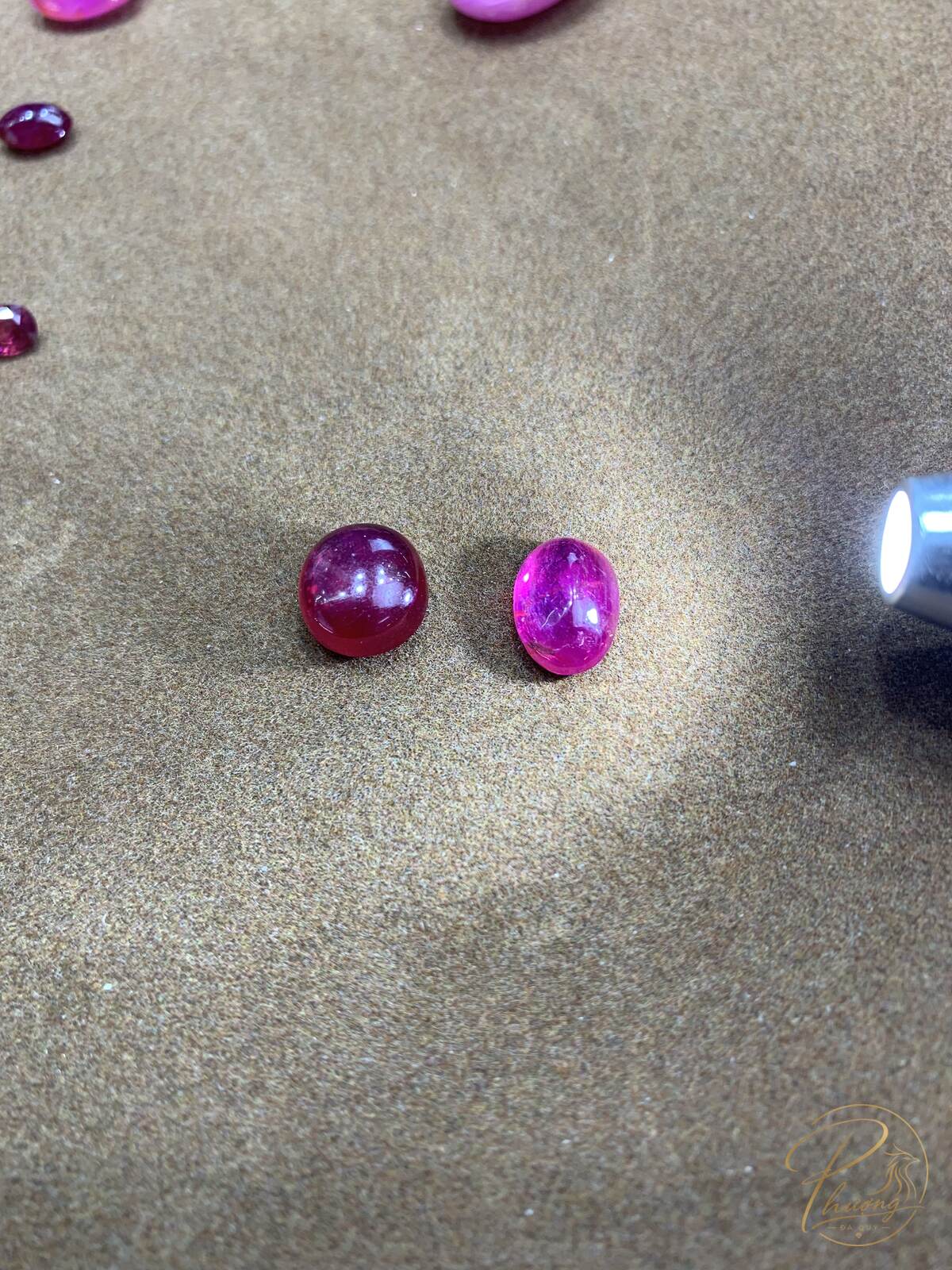 ba viên ruby xử lý keo và ruby tự nhiên đặt cạnh nhau minh hoạ cách phân biệt ruby thật giả