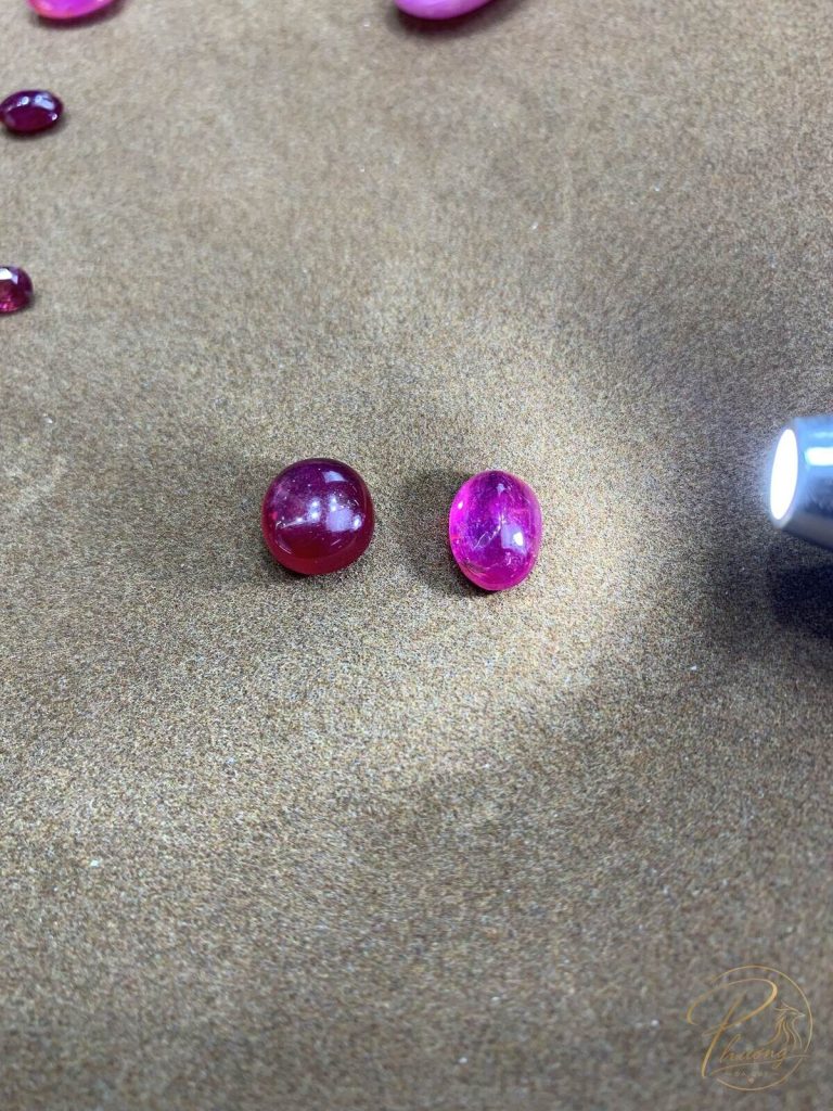 Ba viên Ruby cabochon đặt cạnh nhau minh hoạ cách phân biệt Ruby thật giả