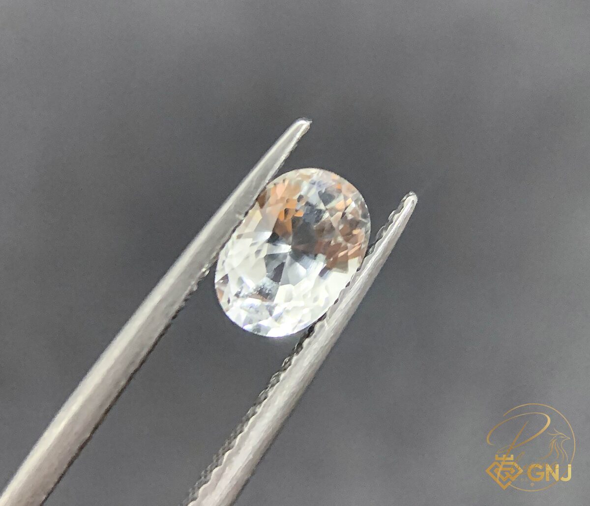 viên đá topaz trắng không màu facet dáng oval, nguyên liệu gốc trước khi xử lý thành topaz xanh