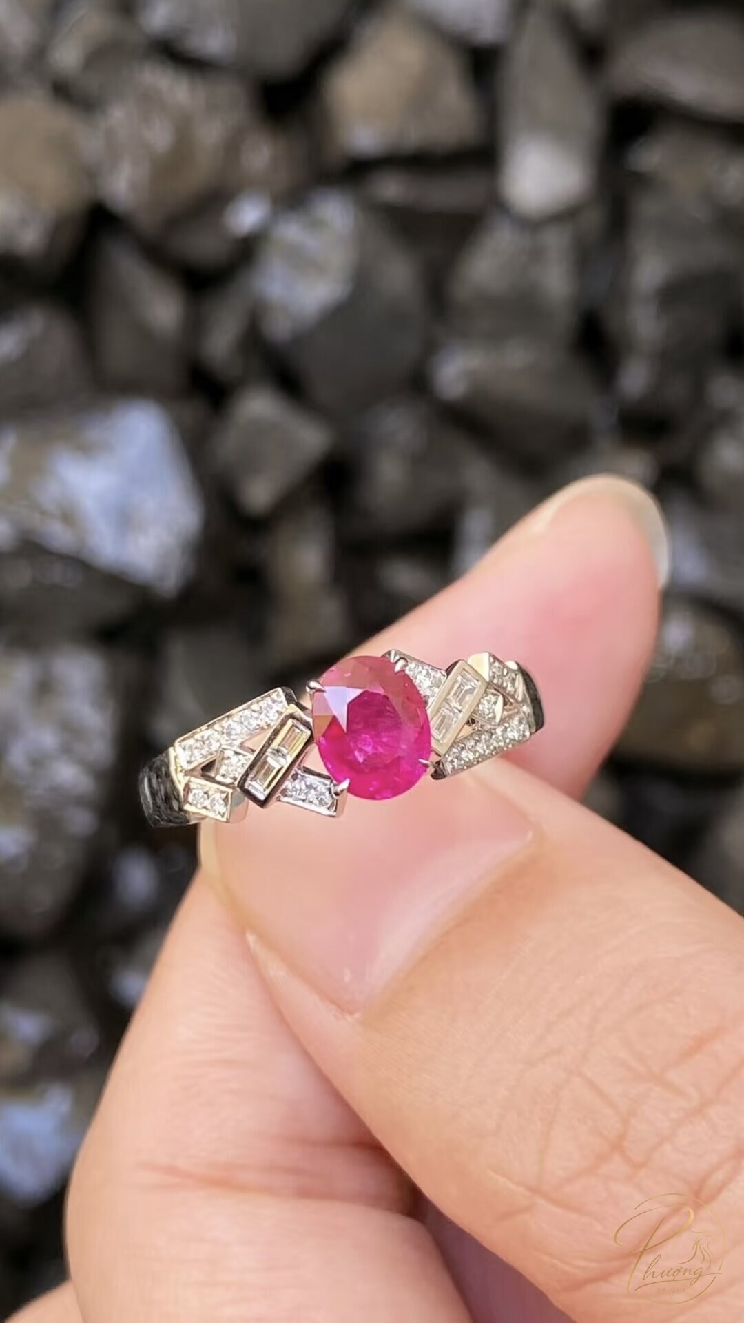 Nhẫn Ruby hồng tự nhiên cầm trên tay - ruby phẩm chất tốt dễ bán lại