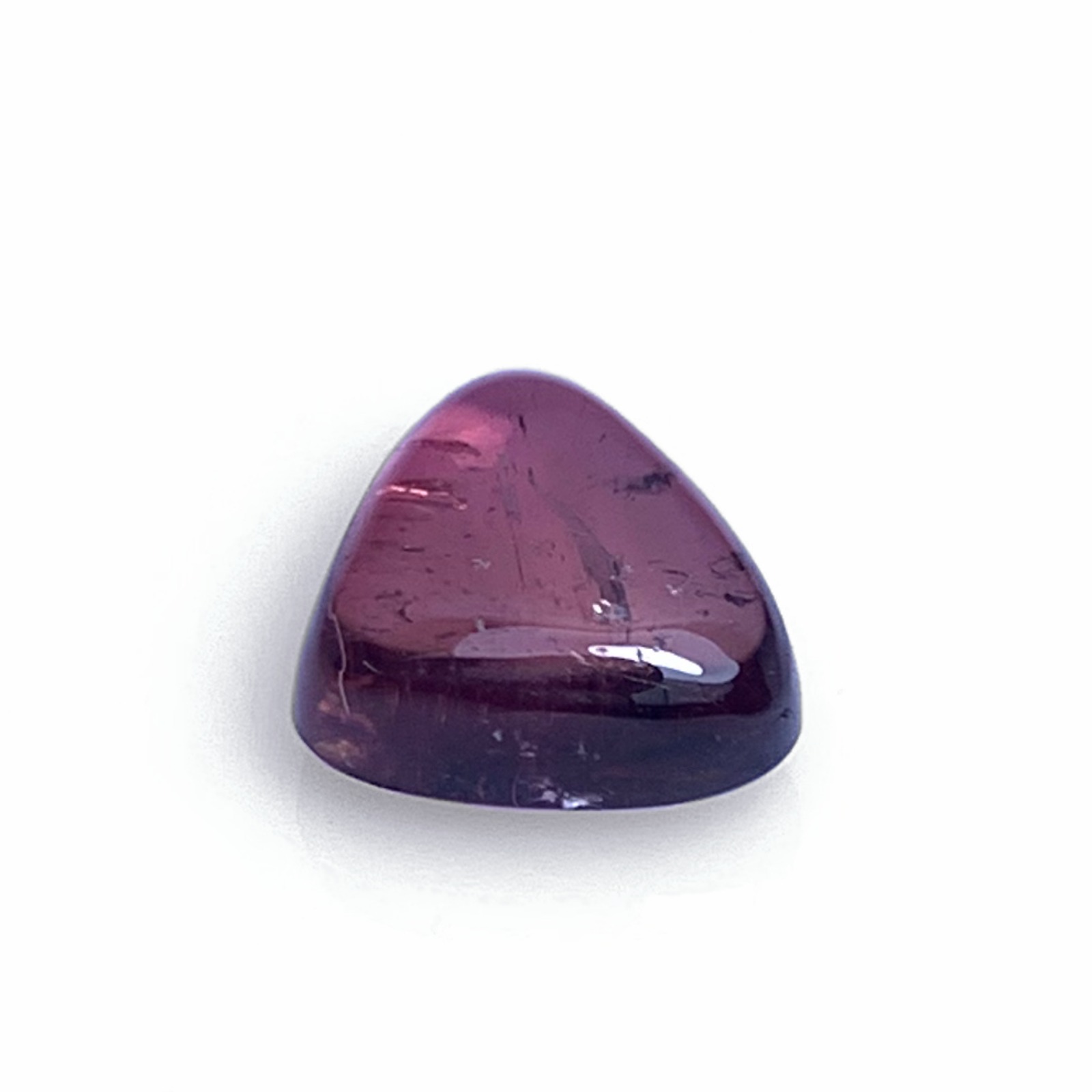 Đá Tourmaline hồng tự nhiên 1,62ct mài cabochon trên nền trắng