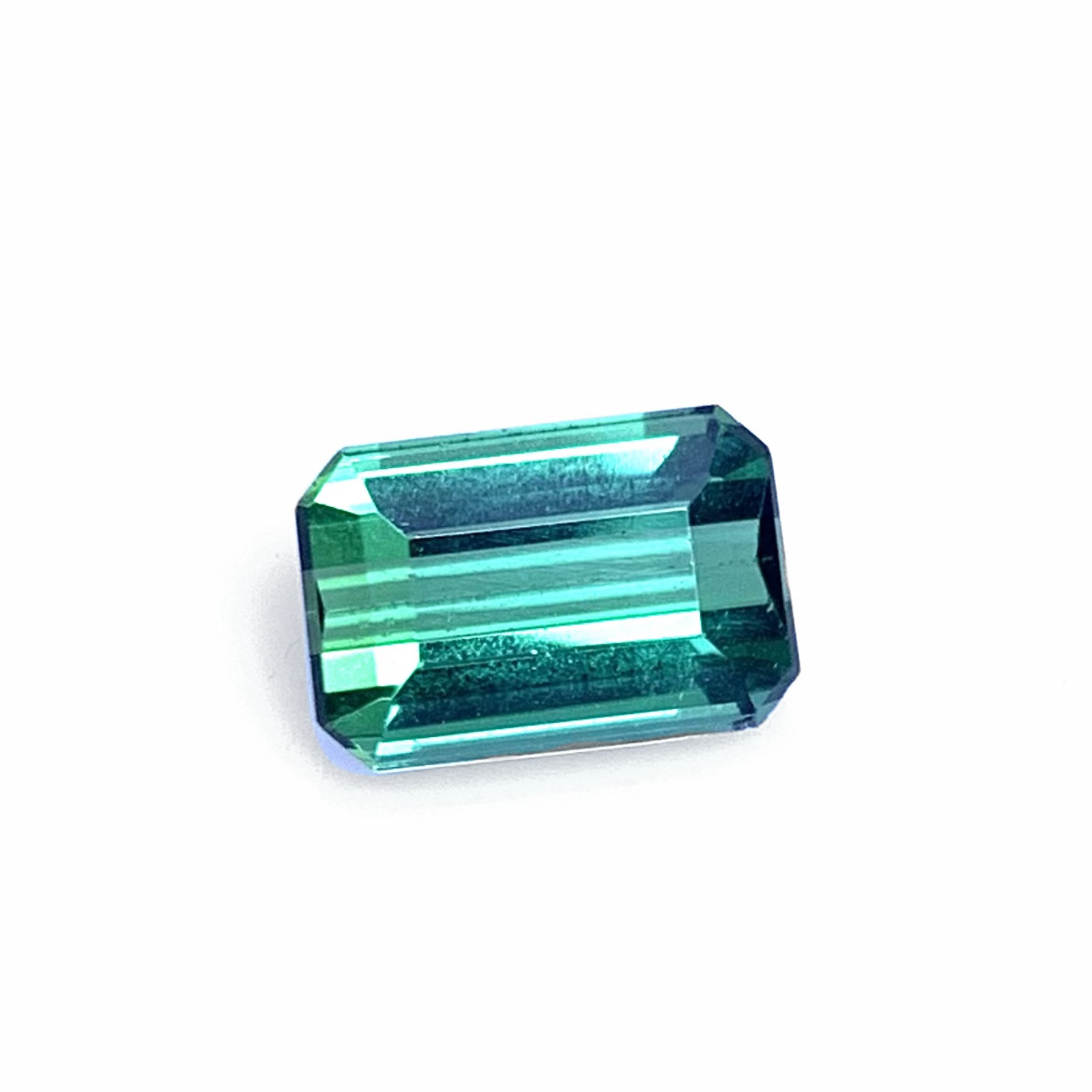 Đá Tourmaline xanh lá tự nhiên 2,06ct giác cắt emerald trên nền trắng