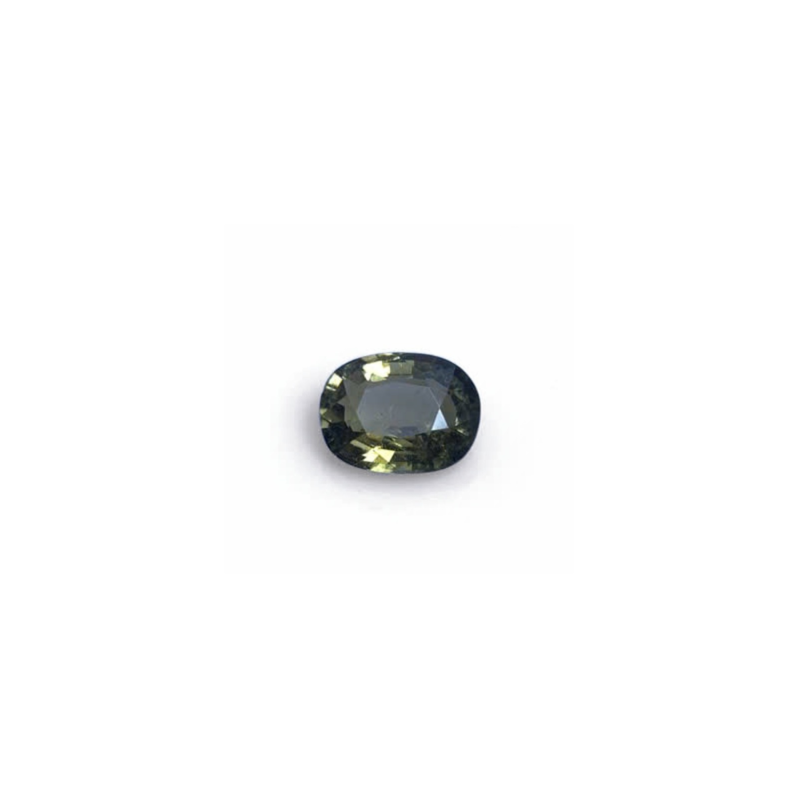 Đá Tourmaline xanh lá ánh vàng tự nhiên 2,42ct giác cắt oval trên nền trắng