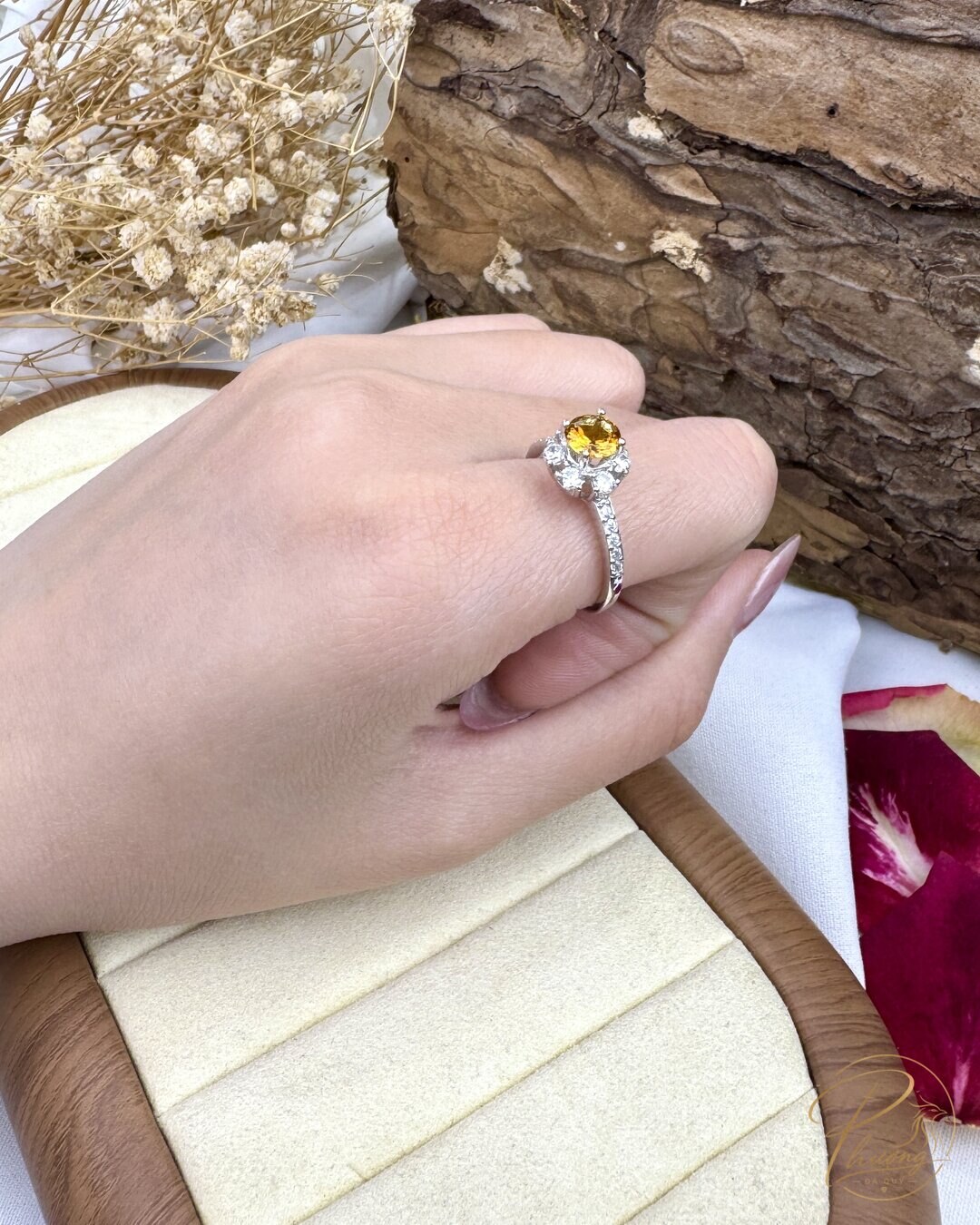 Nhẫn Citrine tự nhiên kiểu hoa đeo trên ngón tay