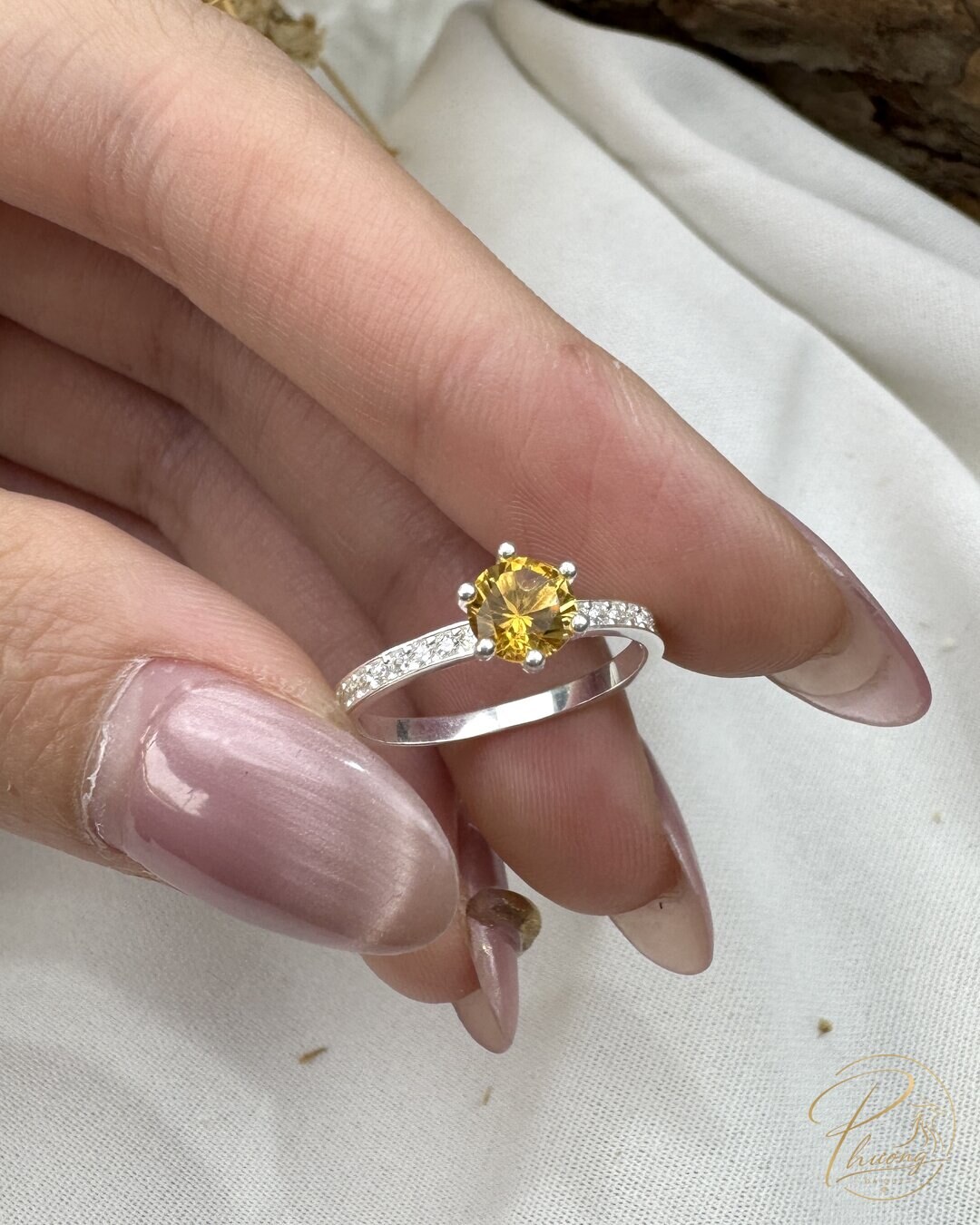 Nhẫn Citrine thạch anh vàng tự nhiên đeo trên tay