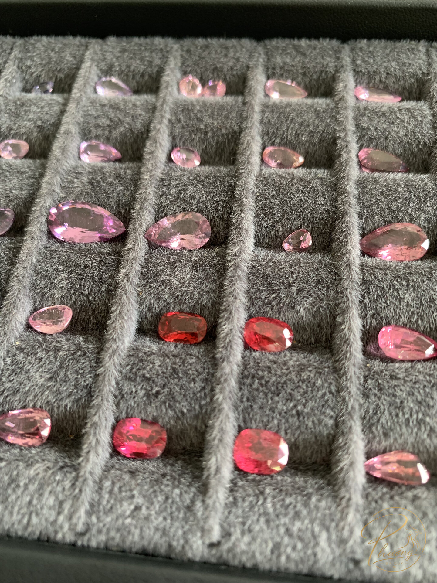 Khay Spinel hồng và đỏ tự nhiên, dải màu từ hồng pastel đến đỏ