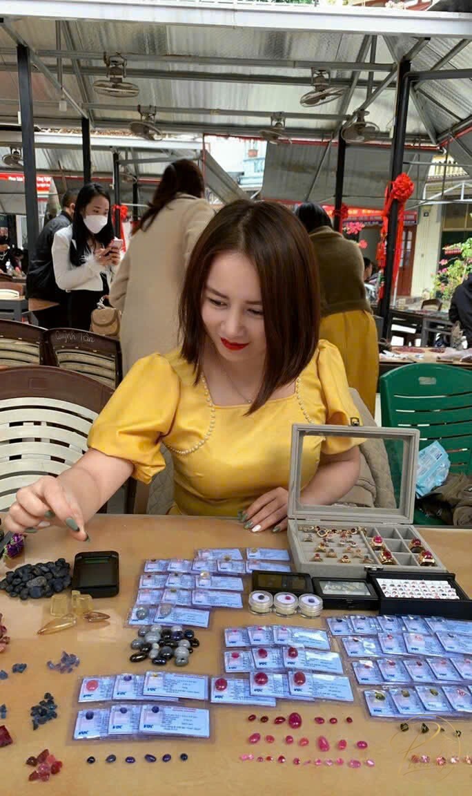 Phượng Đá Quý xem đá rời có thẻ kiểm định tại chợ đá Lục Yên — kinh nghiệm phân biệt đá thật giả