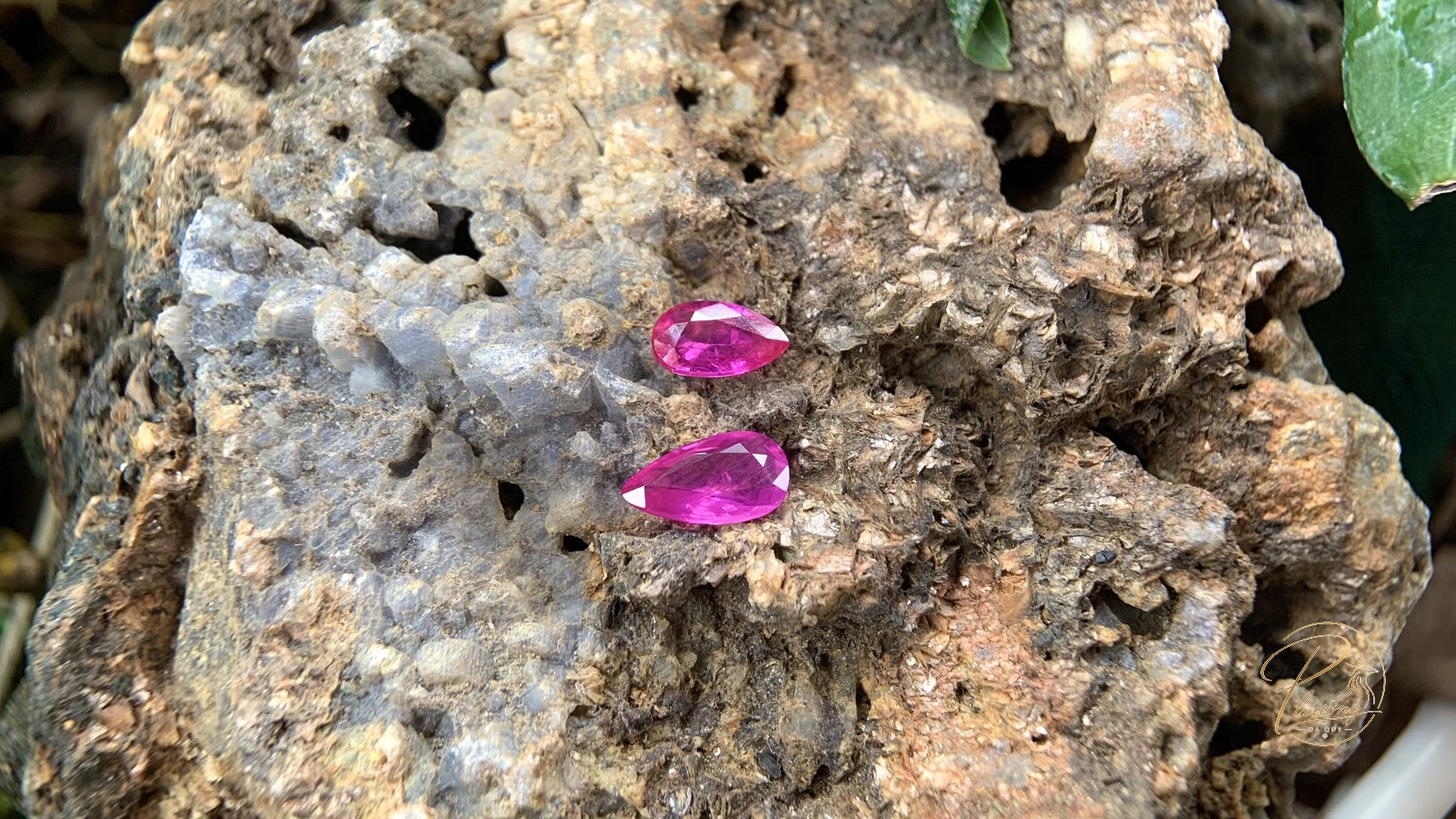 Đá quý hình thành như thế nào: hai viên Ruby tự nhiên mài giọt nước sắc hồng tía trên khối đá thô