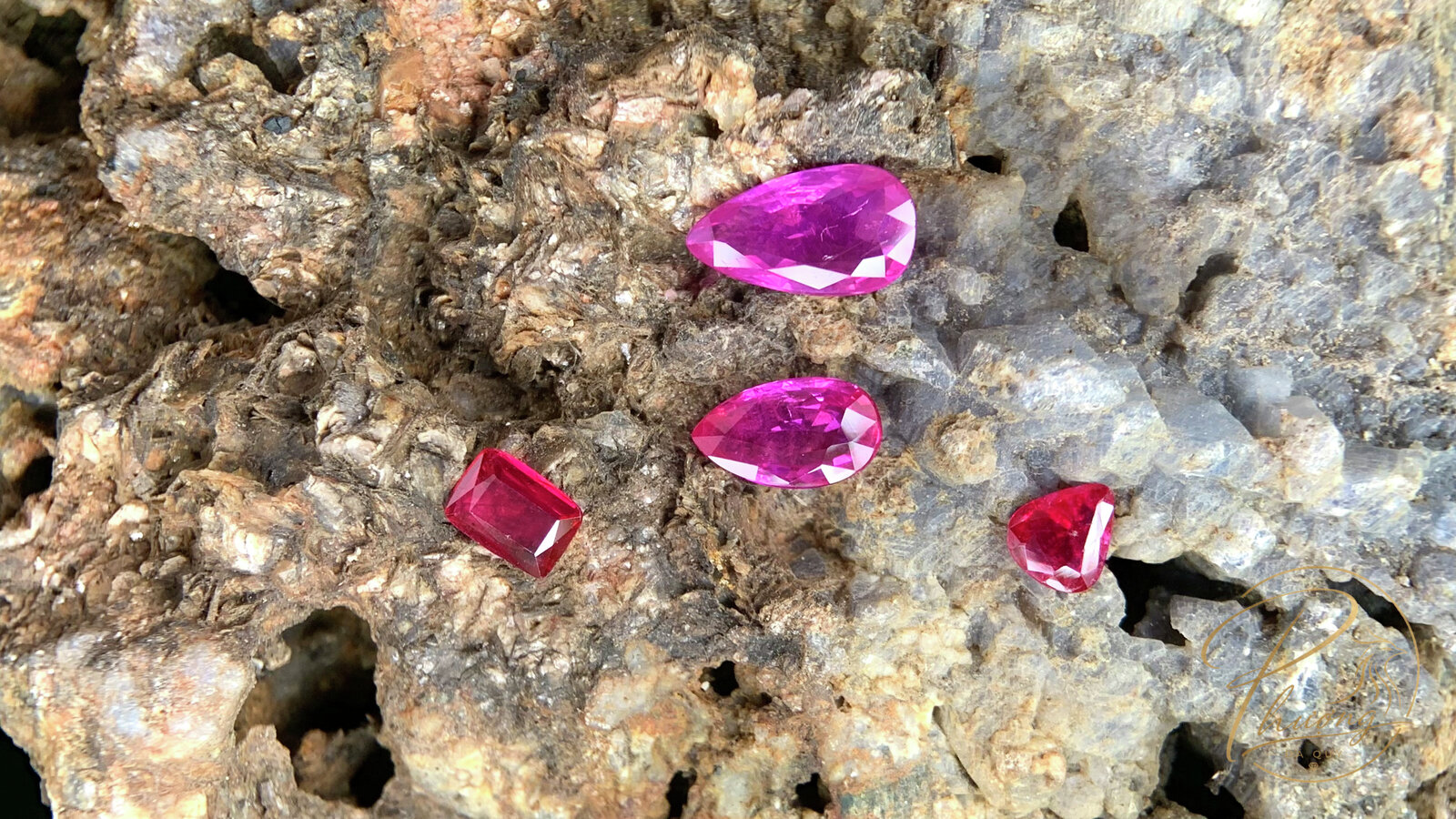 Bốn viên Ruby tự nhiên cho thấy dải màu từ đỏ đậm đến hồng tía