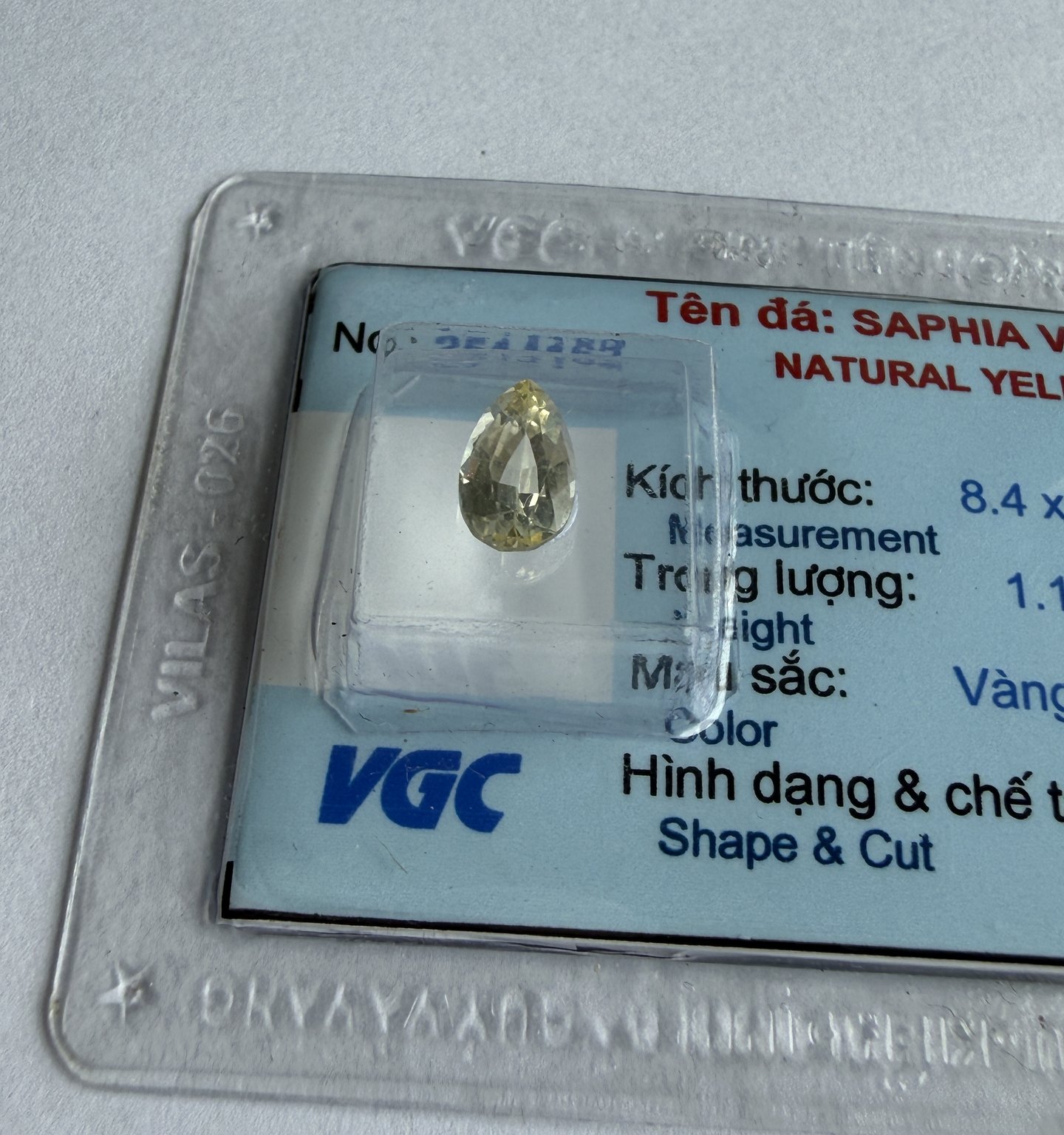 sapphire vàng tự nhiên cắt giọt nước niêm phong trong thẻ kiểm định VGC