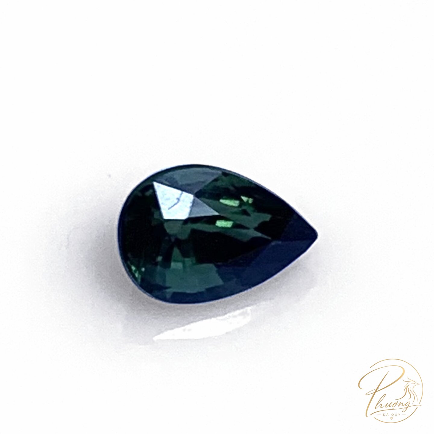 đá sapphire xanh lục bi-color cắt giọt nước, sắc lục đậm xen ánh lam
