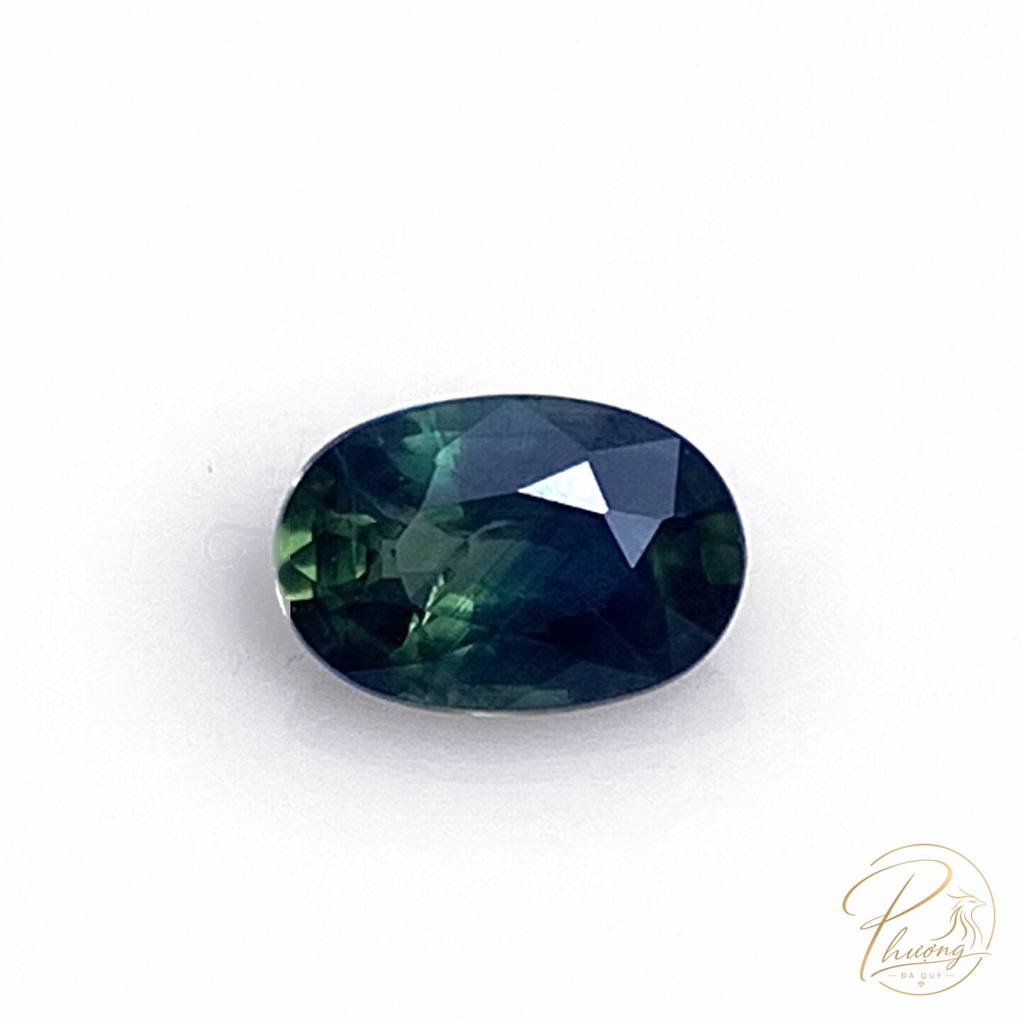 đá sapphire xanh lục tự nhiên dáng oval có vùng lục và vùng lam trong cùng một viên