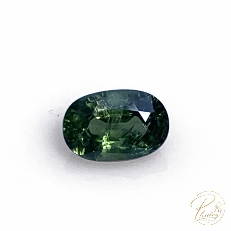 đá sapphire xanh lục tự nhiên cắt facet dáng oval, tông lục ô liu sáng