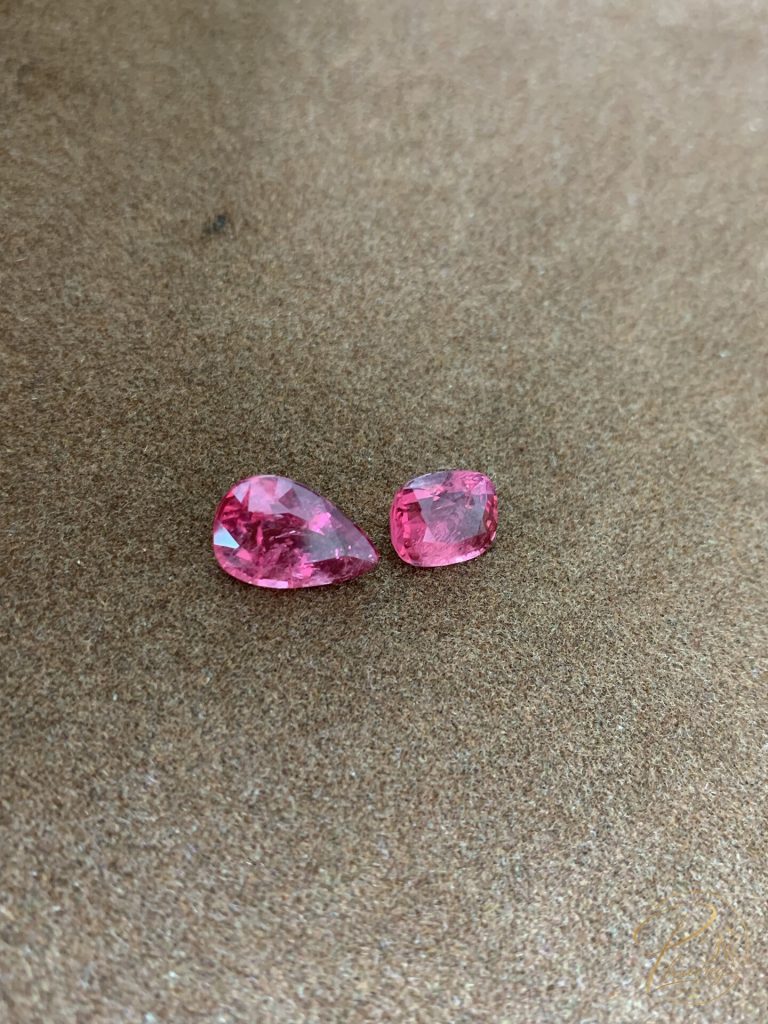 Spinel đỏ hồng tự nhiên giác giọt nước và cushion, minh hoạ cách phân biệt ruby và spinel