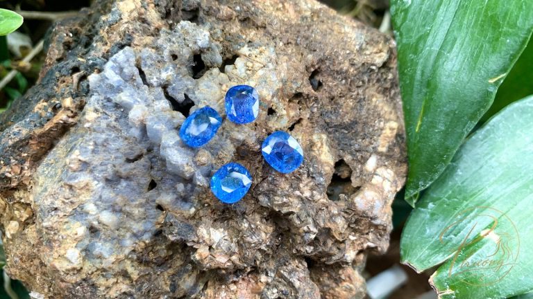 spinel xanh cobalt tự nhiên bốn viên mài giác oval và cushion trên nền đá