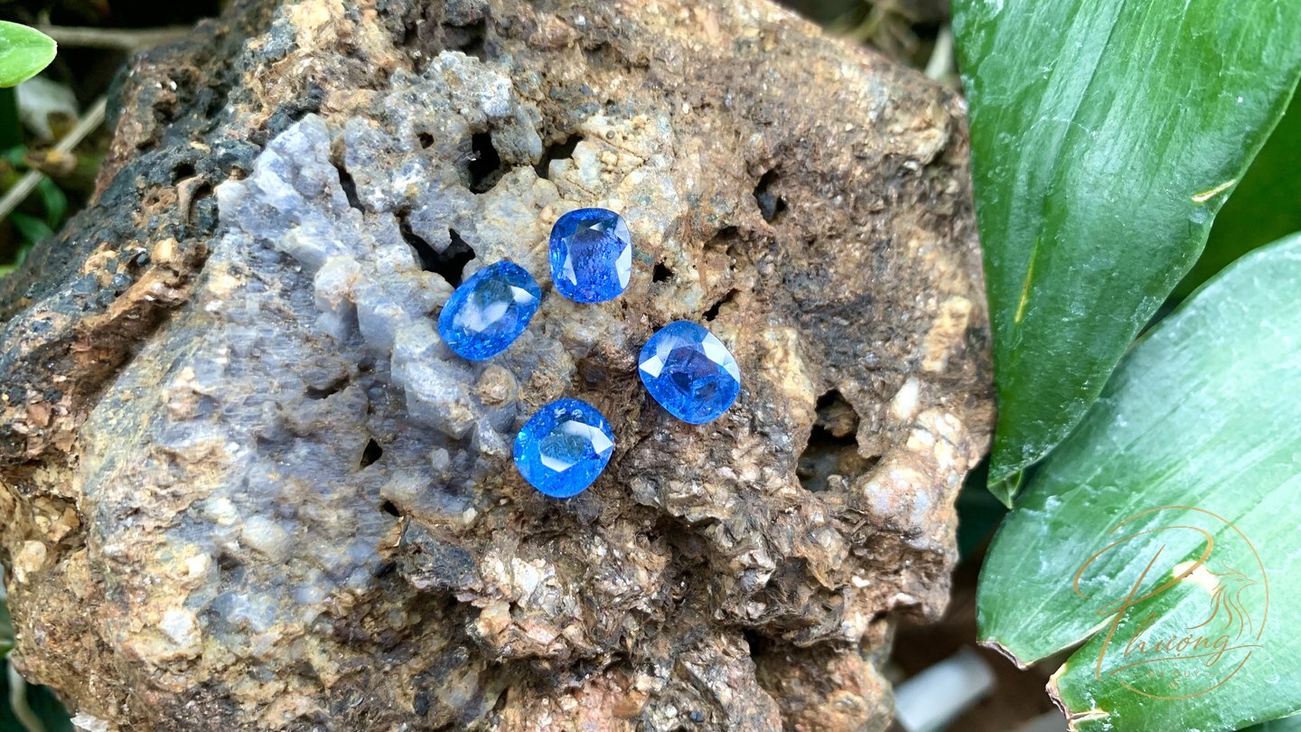 spinel xanh cobalt tự nhiên bốn viên mài giác oval và cushion trên nền đá