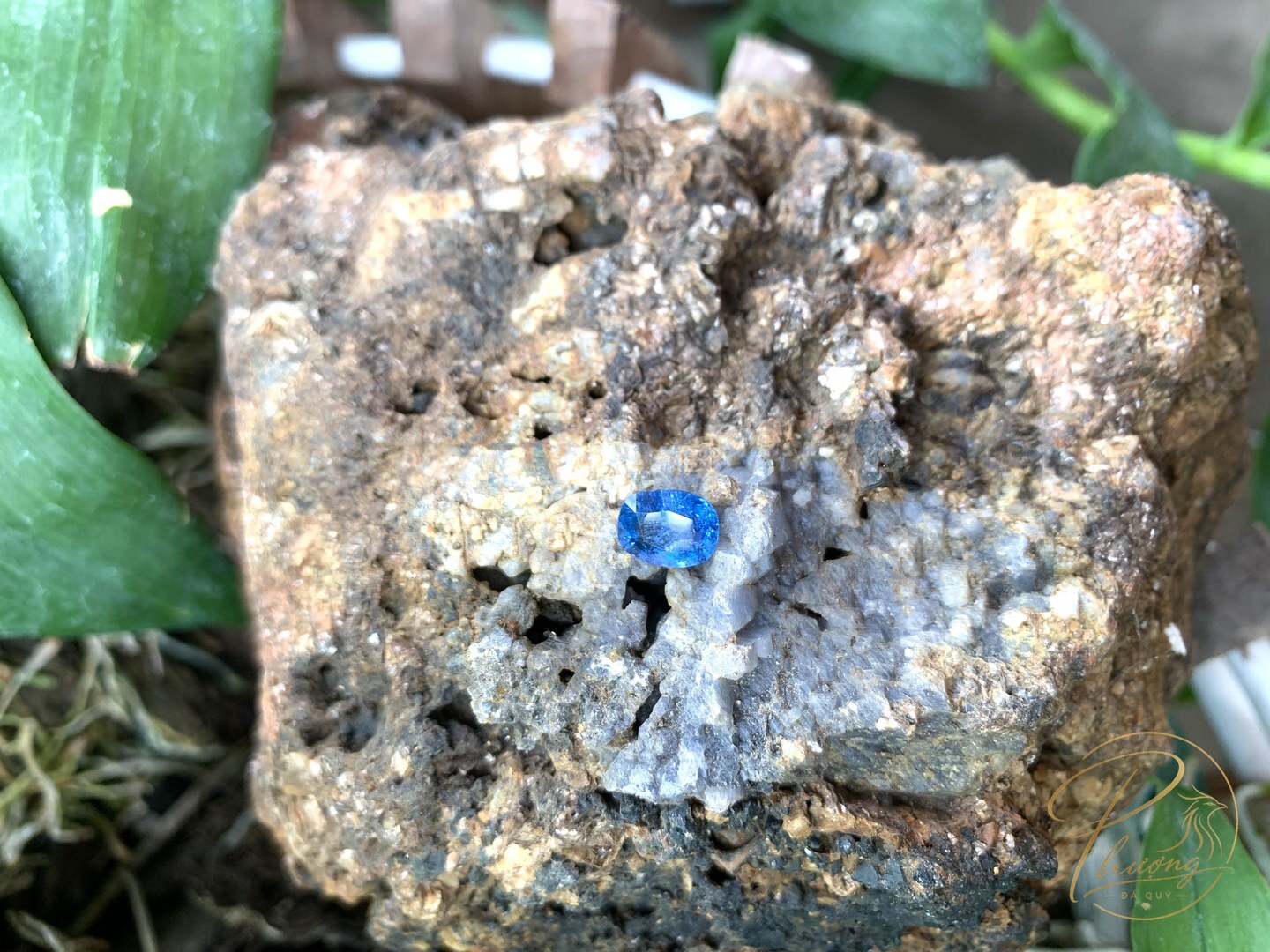 cận cảnh viên spinel xanh cobalt giác oval dưới ánh sáng ban ngày
