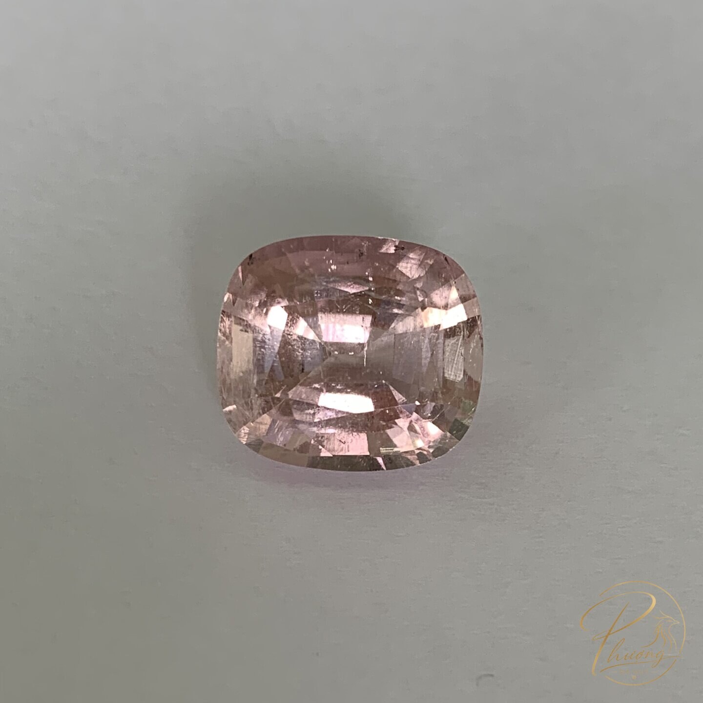Tourmaline tông hồng phớt cam mài cushion trên nền trắng