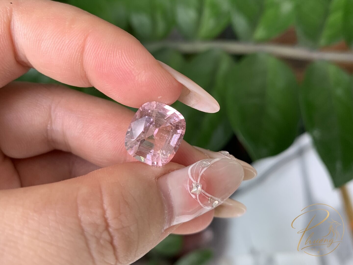 Đá sinh tháng 10 Tourmaline hồng mài giác cushion cầm trên tay