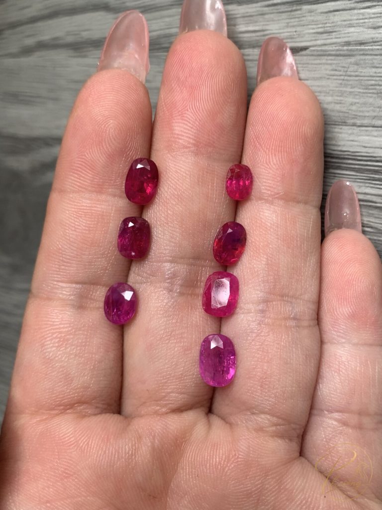 Bảy viên Ruby tự nhiên mài giác trên lòng bàn tay, sắc từ đỏ đậm đến hồng tía