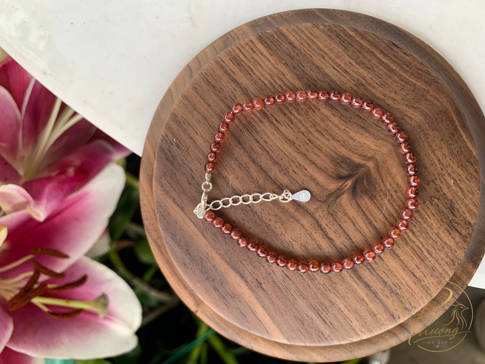 Vòng tay Garnet hạt tròn trơn có khoá móc và đoạn xích nối chỉnh độ rộng